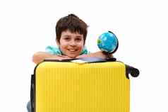高加索人十几岁的男孩旅行者乘客黄色的手提箱登机通过全球微笑相机