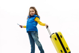 <strong>时尚</strong>的孩子旅行者女孩蓝色的牛仔裤黄色的衬衫夹克手提<strong>箱</strong>登机通过旅行在国外