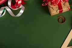 圣诞节礼品包装包装纸鹿模式系亚麻绳子前绿色背景