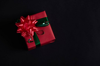 圣诞节现在礼物盒子<strong>包装红色</strong>的<strong>包装</strong>纸绿色丝带<strong>红色</strong>的系弓黑色的背景