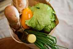 前视图生态纸购物袋健康的有益健康的食物拆包厨房表格健康的吃概念