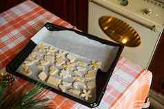 前视图烘焙表断路器姜饼面团模具厨房表格背景加热烤箱
