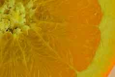 片橙色闪闪发光的水橙色水果片覆盖泡沫碳酸水橙色片水泡沫