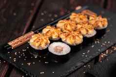 牧寿司卷鳗鱼服务黑色的董事会特写镜头日本食物