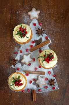 纸杯蛋糕奶油装饰新鲜的水果木表格圣诞节糕点蜜饯水果肉桂