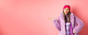 时尚<strong>购</strong>物概念时尚的亚洲高级女人<strong>紫色</strong>的冬天装展示产品手很酷的夫人时尚的衣服持有棕榈粉红色的背景