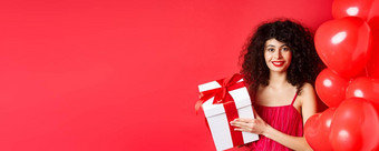 假期庆祝活动美丽的女人卷曲的头发站心气球持有礼物盒子微笑快乐白色背景