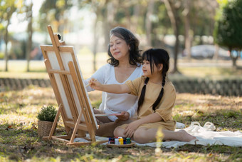 亚洲祖母（外）孙女活动户外公园爱好休闲生活方式家庭生活幸福时刻概念