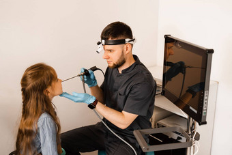 鼻子内窥镜检查孩子rhinoscopy过程鼻镜ent医生耳鼻喉科专家头灯治疗鼻子孩子病人