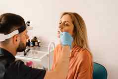 rhinoscopy女人鼻子咨询医生耳鼻喉科专家检查女孩鼻子过程内窥镜检查鼻子
