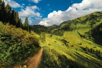 夏天小道kimasar喉咙视图山弗马诺夫受欢迎的周末徒步<strong>旅行路线</strong>阿拉木图山