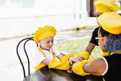 多民族的孩子们烹饪触碰手形成桩友谊跨国公司孩子们童年厨师厨师他黄色的围裙统一的把手