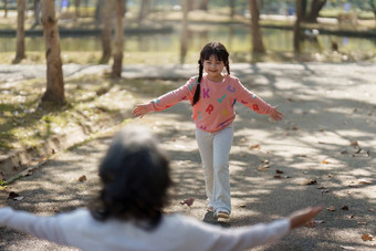 亚洲祖母（外）孙女拥抱户外公园爱好休闲生活方式家庭生活幸福时刻概念