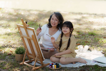 亚洲祖母（外）孙女活动户外公园爱好休闲生活方式家庭生活幸福时刻概念