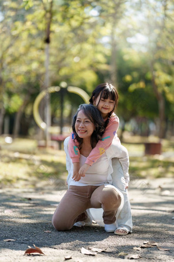 亚洲祖母（外）孙女拥抱户外公园爱好休闲生活方式家庭生活幸福时刻概念