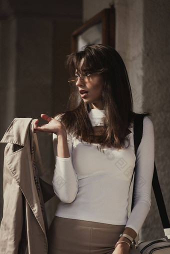 美丽的浅黑肤色的女人女孩太阳镜穿着白色上衣米色外套手时尚的时尚的时尚前景