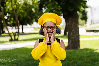 震惊了黑色的非洲孩子烹饪女孩厨师他黄色的围裙统一的持有脸颊惊喜有创意的广告咖啡馆餐厅