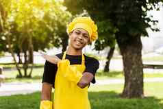 快乐黑色的非洲少年烹饪厨师他黄色的围裙统一的微笑户外有创意的广告咖啡馆餐厅