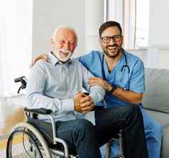 护士医生高级护理照顾者帮助轮椅退休首页护理上了年纪的男人。禁用残疾