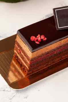 巧克力海绵蛋糕摩丝树莓蜜饯釉蜜饯浆果