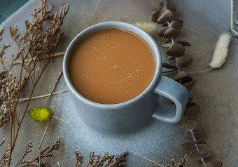 热橙色牛奶<strong>茶</strong>蓝色的陶瓷杯甜蜜的点心泰国牛奶<strong>茶</strong>陶瓷干花陶瓷板