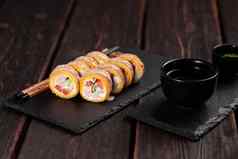 卷鱼寿司筷子亚洲日本食物概念