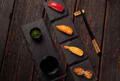 美味的寿司尼吉里木背景传统的日本厨房