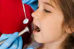牙科钻特写镜头孩子牙医钻井牙齿孩子女孩牙科诊所牙齿治疗牙科填充孩子病人