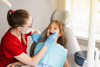 儿科牙医检查<strong>牙齿</strong>孩子女孩治疗牙痛<strong>疼痛牙齿</strong>孩子们咨询儿科牙医牙科