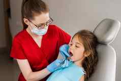 儿科牙医检查孩子女孩口牙齿对待牙疼快乐孩子病人牙科咨询孩子牙医牙科牙齿治疗