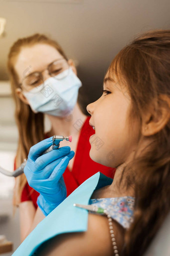 专业牙齿清洁孩子女孩牙科专业卫生牙齿孩子儿科牙医检查咨询孩子病人牙科