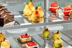 色彩斑斓的水果形状的糕点蛋糕片展示糕点商店