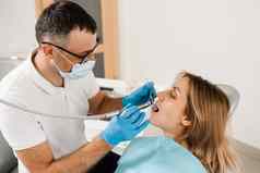 牙科钻牙医钻井牙齿女人牙科诊所牙科填充女孩病人