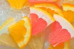 新鲜的片多汁的葡萄柚橙色水果蜂蜜葡萄柚白色背景块葡萄柚橙色水果蜂蜜葡萄柚闪闪发光的水白色背景特写镜头水平图像