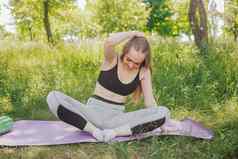 女人锻炼锻炼健身房健身打破放松持有苹果水果培训体育运动哑铃蛋白质摇瓶健康的生活方式健身运动员构建器肌肉生活方式
