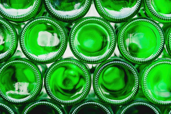 玻璃瓶绿色绿色玻璃瓶啤酒墙形成绿色瓶绿色瓶背景空玻璃瓶照明