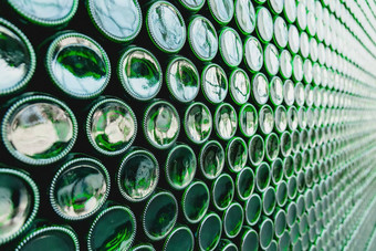 玻璃瓶绿色绿色玻璃瓶啤酒墙形成绿色瓶绿色瓶背景空玻璃瓶照明