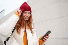 快乐的女孩旅游移动电话文本消息智能手机社会媒体应用程序走城市观光移动应用程序