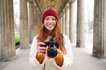 微笑旅游摄影师需要图片旅行持有专业相机使照片
