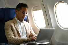 图像商人乘客坐着舒适的座位工作移动PC飞机小屋