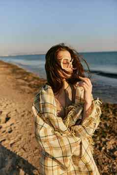 肖像女人毯子站海岸矫直头发飞行风