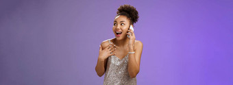 深刻的印象善于交际非裔美国人健谈女人银衣服会说话的智能手机指出逗乐描述情绪印象访问太棒了聚会，派对蓝色的背景