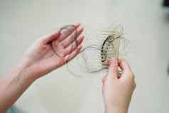 亚洲女人问题长头发损失附加梳子刷