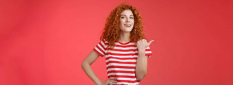 完成好看的红色头发的人卷曲的女人提高头自豪地自信指出拇指左微笑相机自信的分享太棒了产品位置推荐完美的商店提供