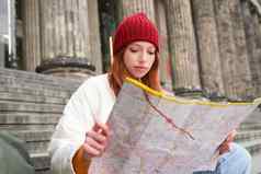旅游生活方式概念年轻的红色头发的人女人城市地图计划路线观光一天坐在在户外楼梯休息