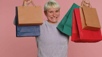 快乐旅游女人显示购物袋广告假期折扣惊讶低价格