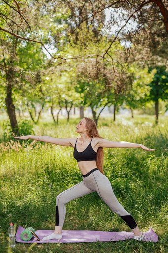 瑜伽女人绿色草女孩放松场瑜伽女人绿色公园女孩体操在户外冥想女人冥想瑜伽构成实践在户外