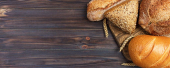 自制的面包小麦面包烤木背景横幅广告设计促销前视图复制空间
