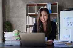 美丽的业务女人工作首页办公室分析金融报告文档会计金融概念