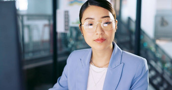 电脑办公室亚洲业务女人眼镜打字规划企业项目成功专业专业员工工作公司报告文档建议